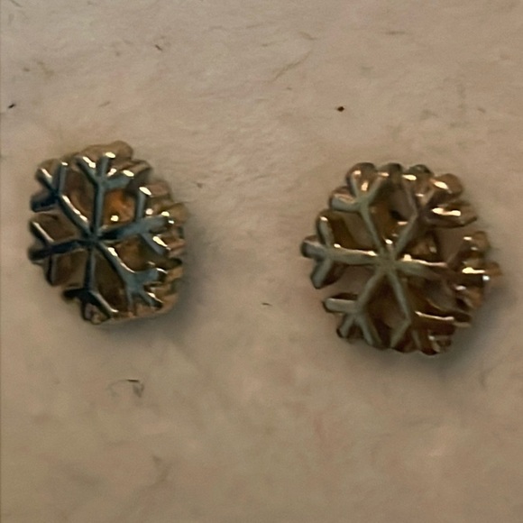 0.5” mixed metal gold & silver tone snowflake shaped stud earrings - Picture 2 of 11
